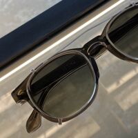 Kunststoffbrille mit dezentem Sonnenclip in Silber und brauner Tönung